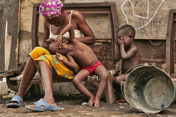 Una madre e due bambini, Sud-est del Congo, 2006 (Davide Vignati)