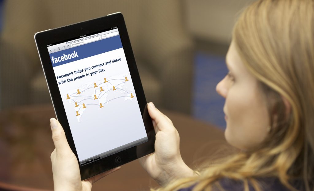 Siamo sempre più dipendenti dai social network anche per le notizie (Marka)