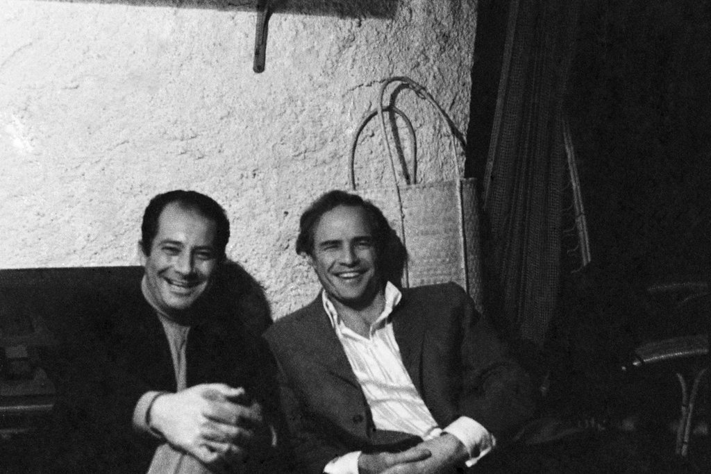 Brando e Pontecorvo durante una pausa dalle riprese, 1968