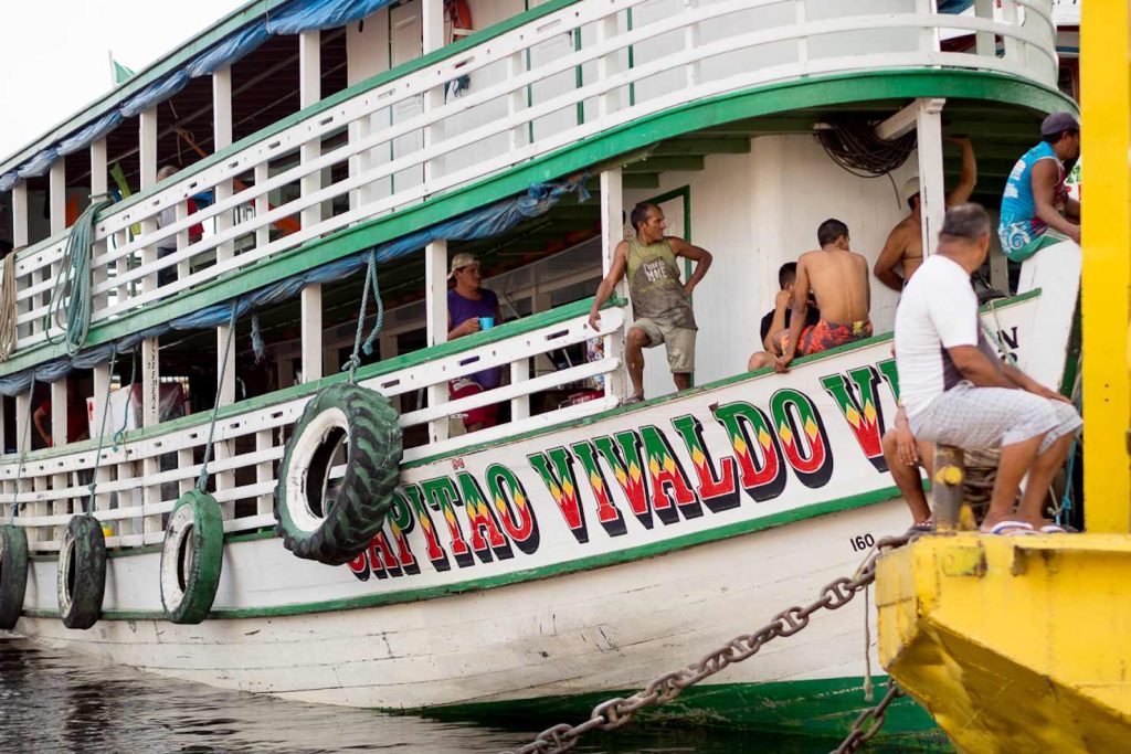 Traghetto all'attracco di Manaus