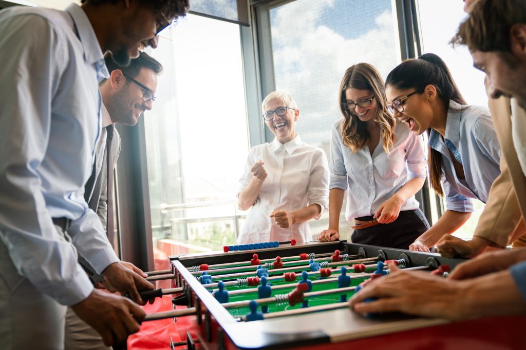 Colleghi si rilassano giocando a calcetto (Shutterstock)