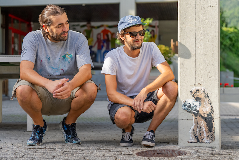 I Nevercrew: a sinistra Christian Rebecchi, a destra Pablo Togni e la marmotta su un pilone della scuola