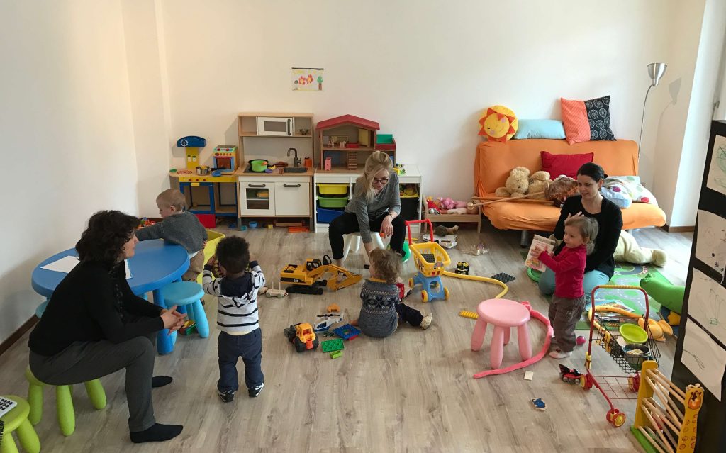 Lo spazio di socializzazione è un ambiente accogliente e rassicurante dove l’accento è posto sulla genitorialità (Cooperativa Baobab Bellinzona)