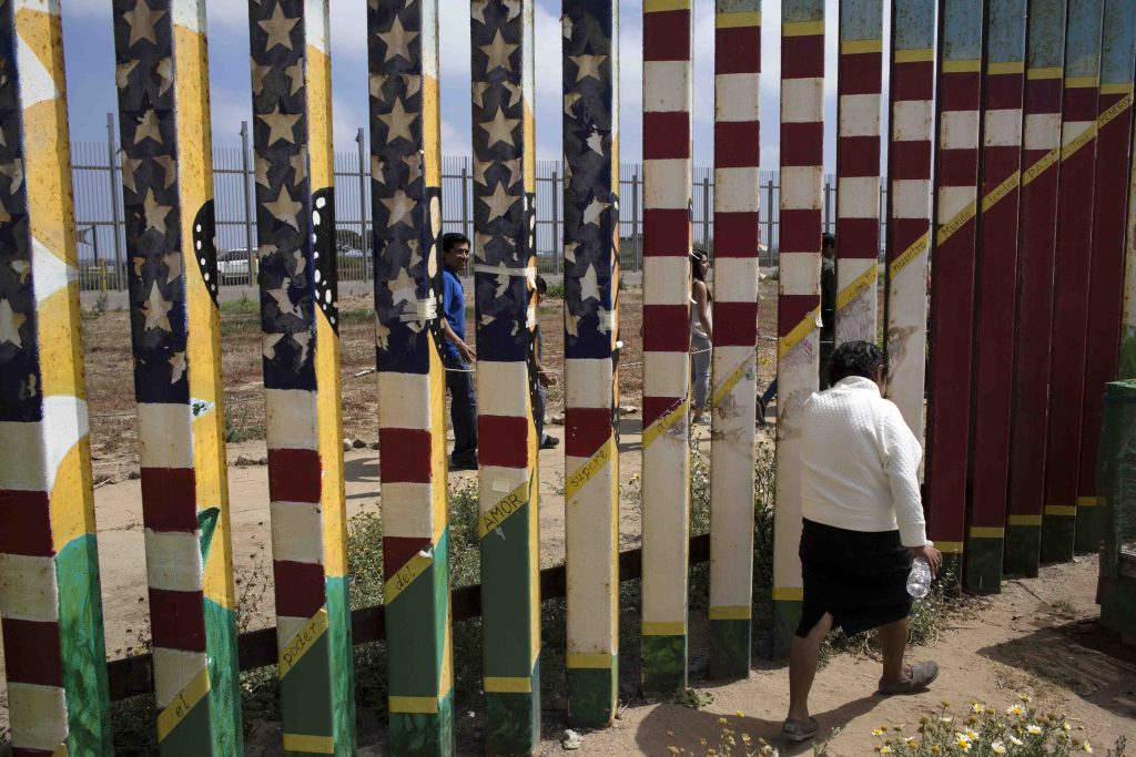 Nel 2006 Hillary Clinton votò a favore del Secure Fence Act, un dispositivo che approvava la realizzazione di una barriera in alcuni punti caldi del confine (AFP)