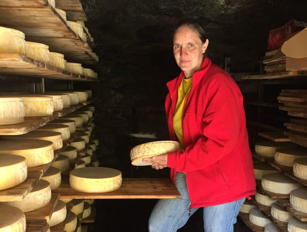 Da giugno a settembre all’Alpe Carassina Marisa produce il suo formaggio (Oppo)