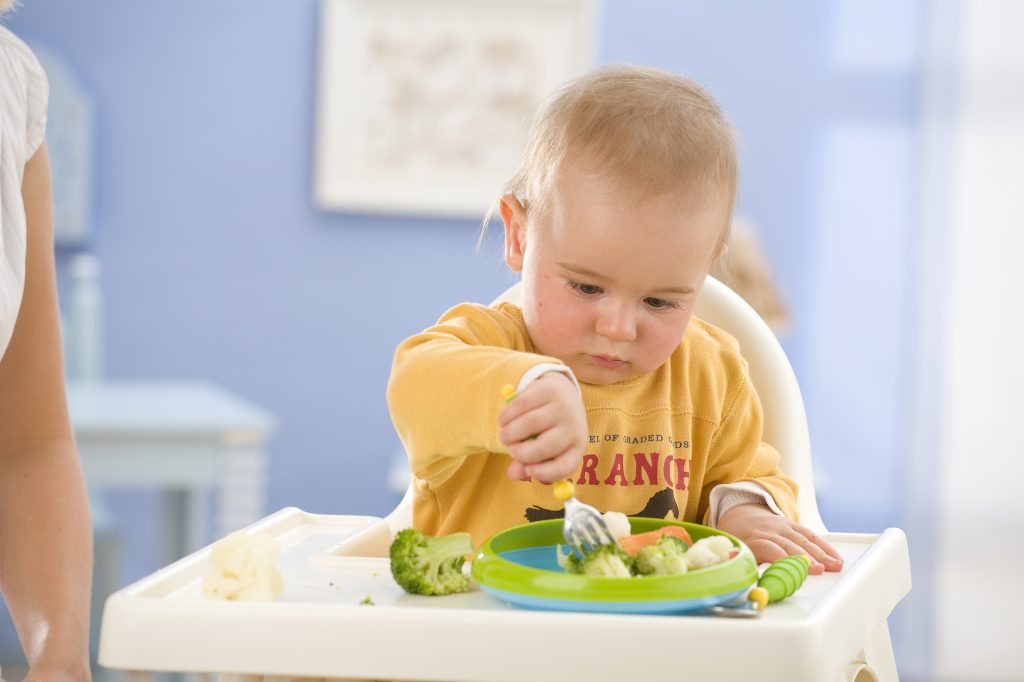 Mangiare da soli: un progresso verso l’autonomia da incoraggiare il più presto possibile (Marka)