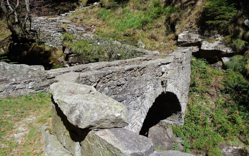 Il Pont da sass detto anche Pont da Scign, la cui costruzione è attribuita a Giovanni Battista Pellanda (E. Stampanoni)
