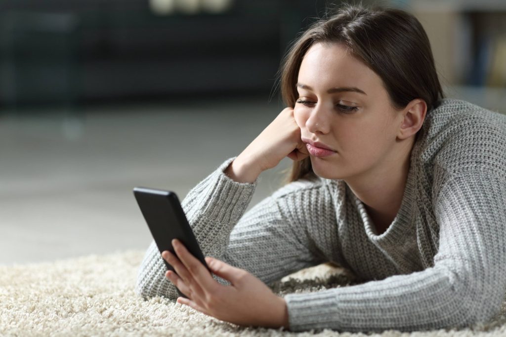 «Non mi è quasi mai capitato di seguire ragazzi apatici senza che ci fosse di mezzo l’uso degli schermi» (Shutterstock)
