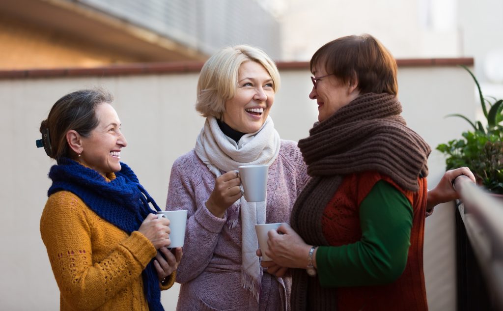 Bere un caffè con le migliori amiche fa parte di quegli attimi di felicità che ci permettono di mantenere un benessere emotivo (Shutterstock)