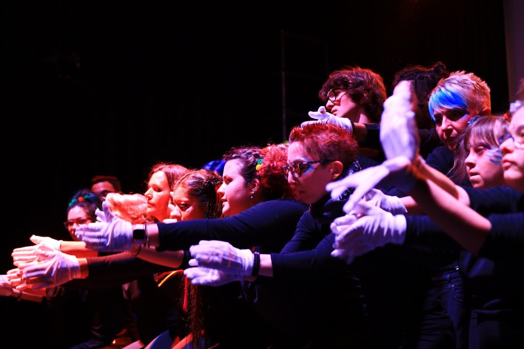 Un momento di uno spettacolo finale dei corsi di danza e teatro che l’associazione propone fin dalla sua nascita