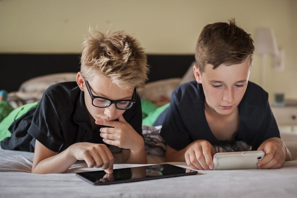 Secondo lo studio James praticamente tutti i giovani tra i 12 e i 19 anni hanno uno smartphone, il 40% possiede un tablet proprio (Marka)