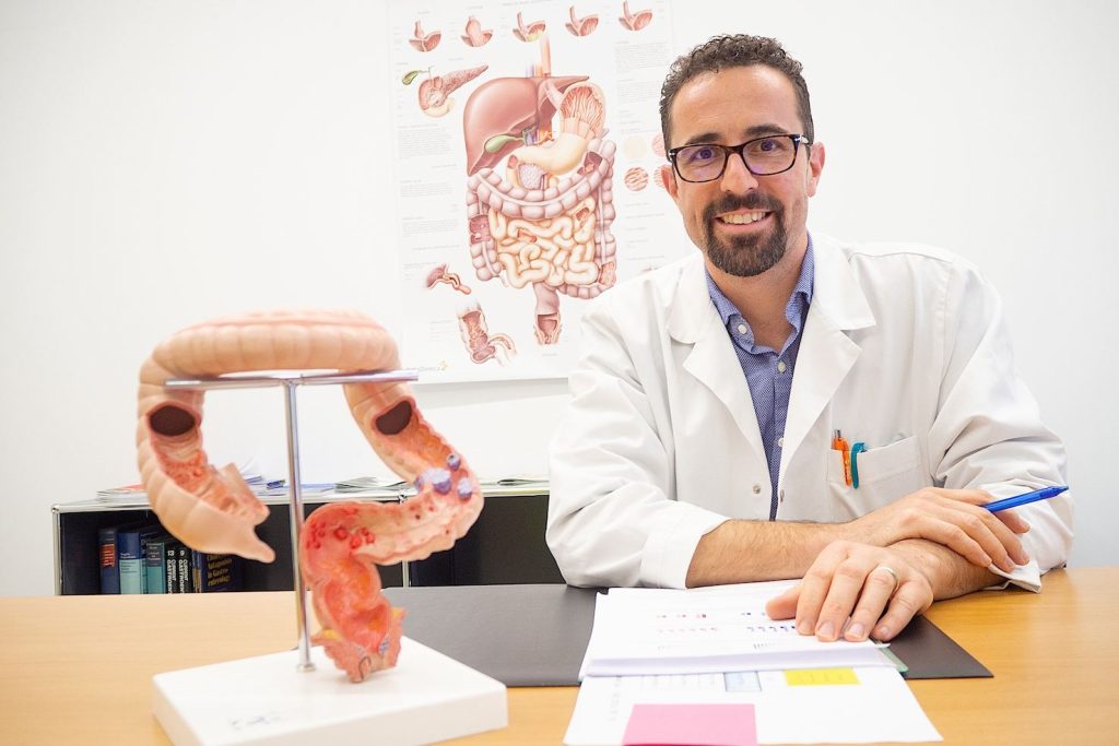 Il gastroenterologo dottor Simone Vannini (Vincenzo Cammarata)