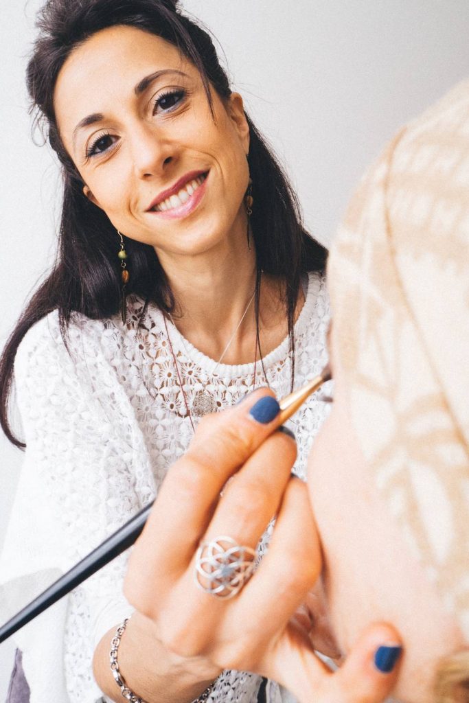 Simona Gentile, estetista oncologica, mentre trucca una cliente (Vincenzo Cammarata)
