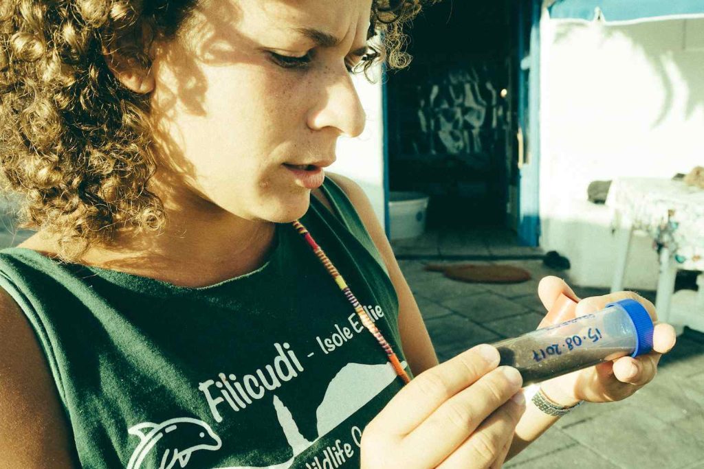 Giusy, una delle collaboratrici del Centro con un campione da esaminare