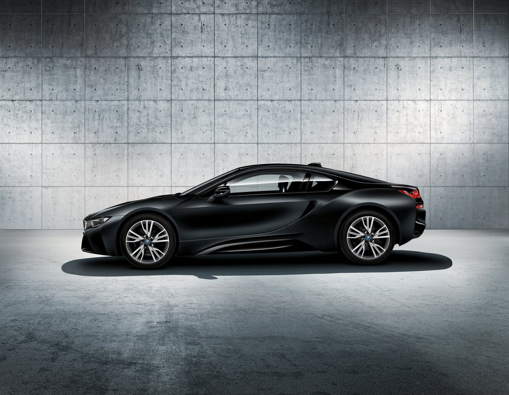La BMW propone un allestimento nuovo per la sua ibrida i8: Frozen Black Edition.