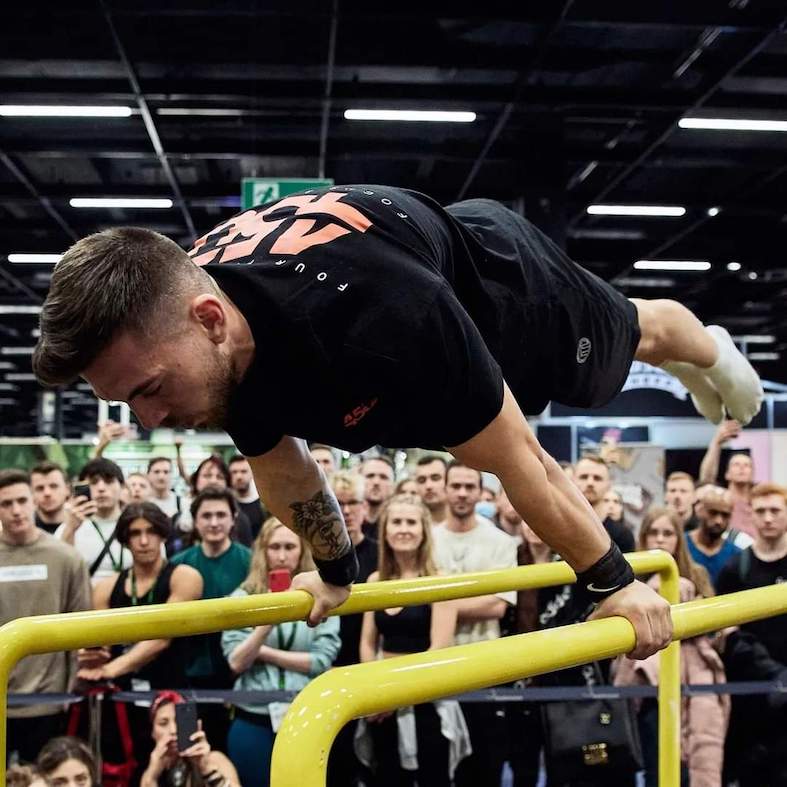 Patrick Almeida, che sarà ai mondiali di Riga dal 22 al 26 agosto 2023, mentre esegue una planche (posizione parallela al terreno); Sotto, sempre Almeida nella posizione di verticale su due parallele basse.