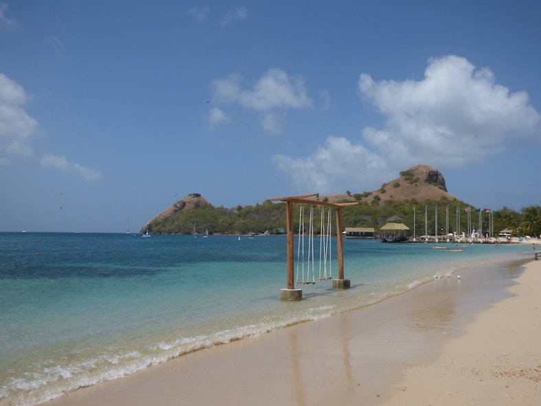 Spiaggia di Santa Lucia, sullo sfondo le alture di Pigeon Island (© Belinda Fewings – Unsplash)