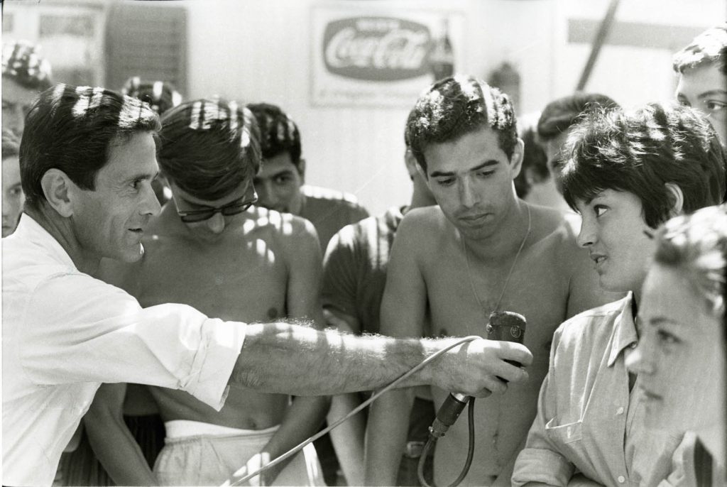 Pier Paolo Pasolini mentre intervista una giovane in Comizi d’amore (1965) (lindiceonline.com)