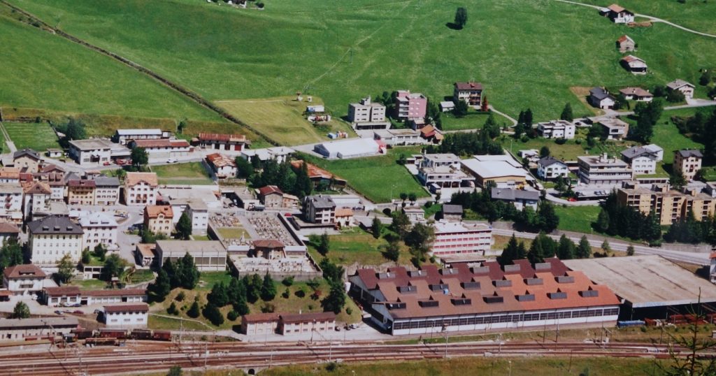 Panoramica del complesso Tenconi con a sinistra le modeste officine del primo Novecento (Tenconi SA)