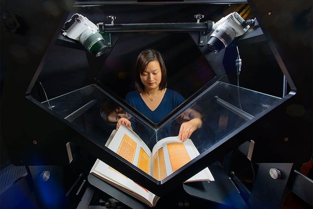 Lan Zhu, tecnica di scansione, digitalizza un manoscritto presso l’Internet Archive (www.archive.org)