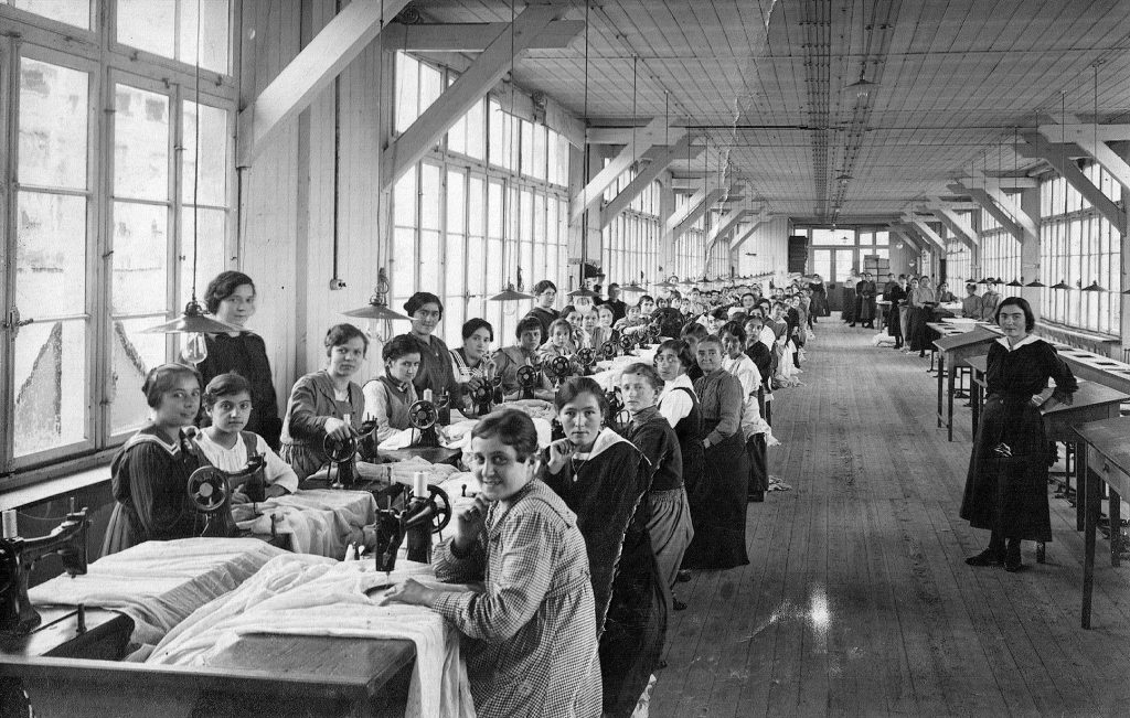 Operaie del convitto di Arbon al lavoro nel ricamificio Heine