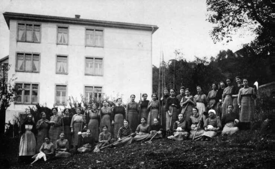 Ragazze del convitto di Mels. Al rientro dalla fabbrica le operaie devono svolgere lavori di casa e nell'orto  (AARDT, fondo 148, Yvonne Pesenti)