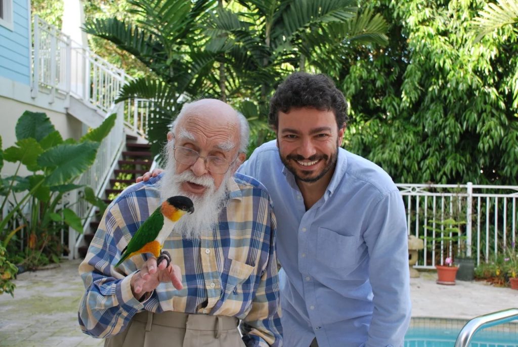 Massimo Polidoro con James Randi nel giardino della casa di Randi pochi anni prima della sua scomparsa avvenuta nel 2020.