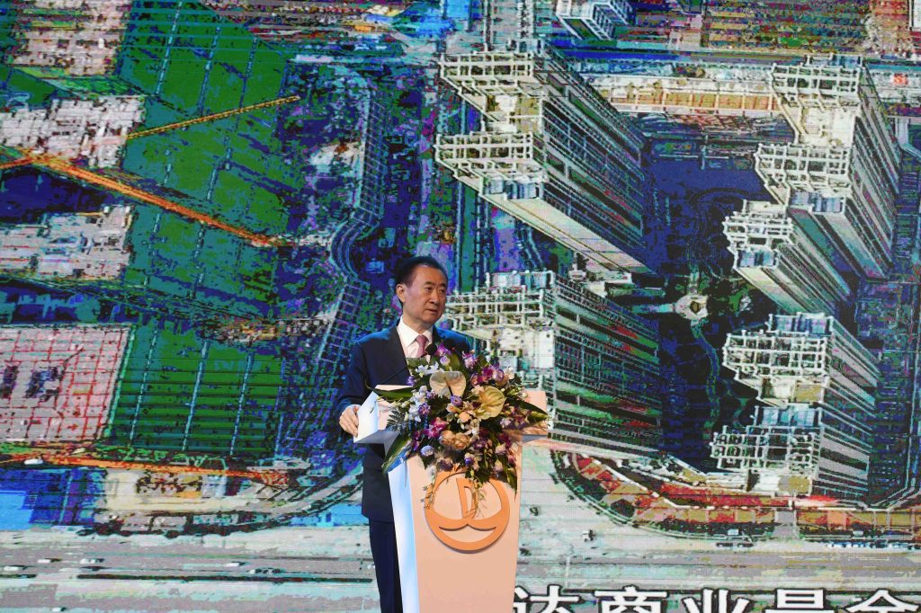 Wang Jianlin spiega un progetto di sviluppo di real estate a Beijing nel mese