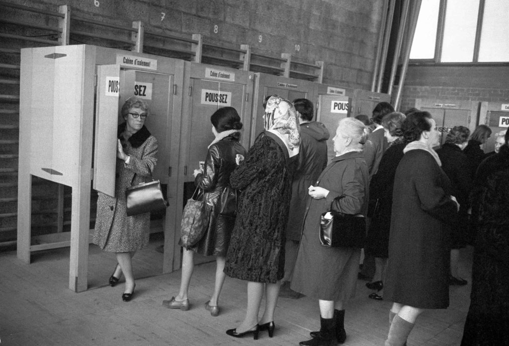 I primi cantoni a introdurre il diritto di voto per le donne furono Vaud e Neuchâtel subito seguiti da Ginevra (Keystone)