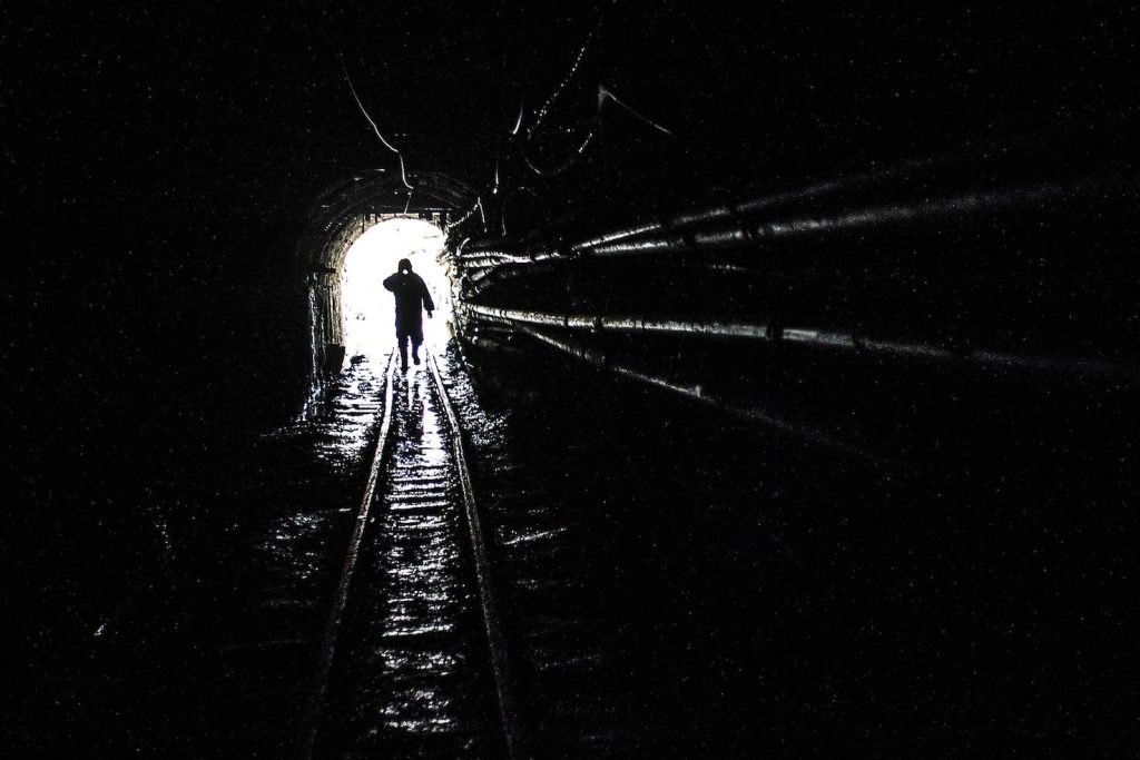 La luce in fondo al tunnel: si torna in superficie, alla vita e all’aria fresca, lontano dalle esalazioni malsane della montagna e dal fango delle gallerie