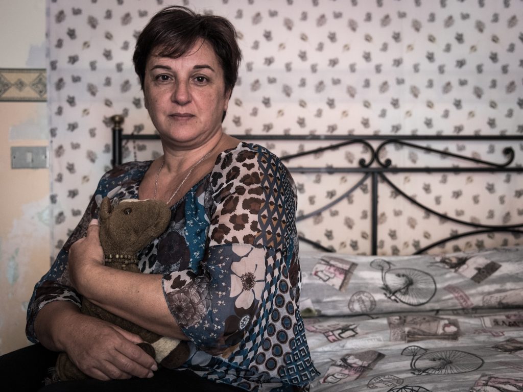 Giovanna, madre di Laura, fa presidi nelle piazze, va nelle scuole e in Tv