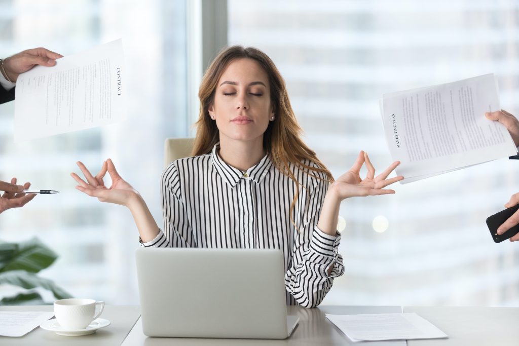 Forzarci al multitasking  e all’ottimizzazione del tempo riduce la concentrazione e le performance: meglio allenarsi alla pazienza (Shutterstock)