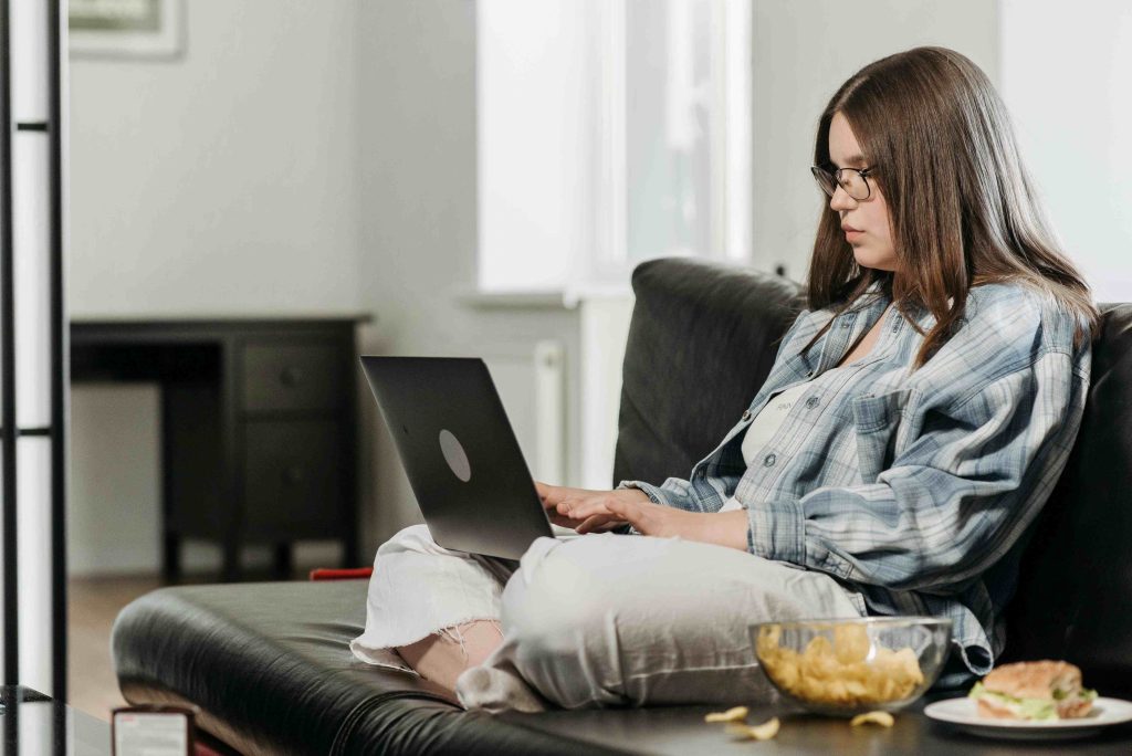 All’internauta dipendente risulterà sempre più difficile staccarsi dalla connessione e passerà online tra le 10 e le 14 ore. (Pexels.com)