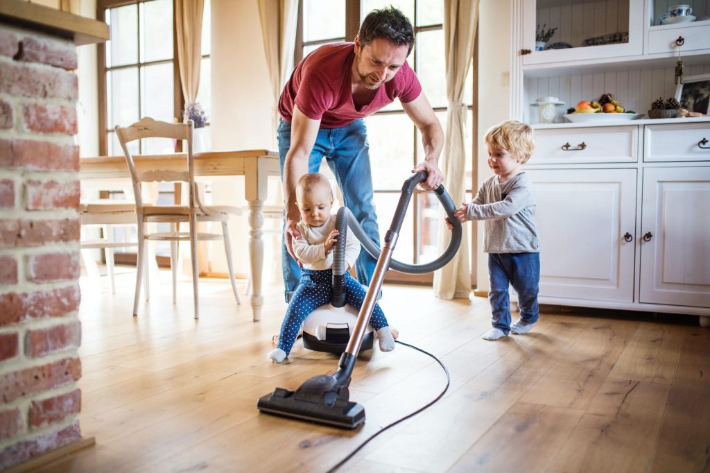 Faccende domestiche e accudimento dei bambini non sono occupazioni tipicamente femminili, gli uomini se la cavano benissimo (Shutterstock)