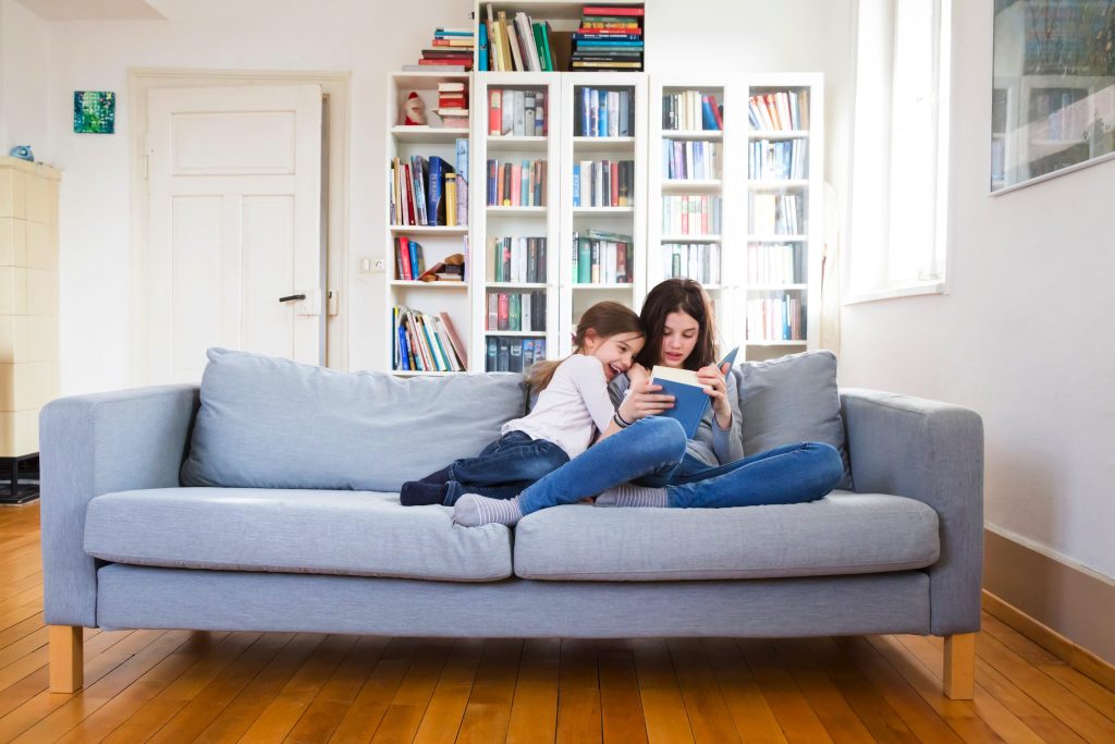 Essere stati a contatto quotidiano con i libri durante l’infanzia e l’adolescenza dà benefici, in termini di apprendimento, lungo tutto il corso della vita (Marka)