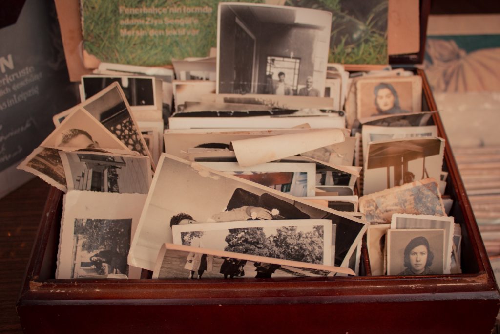 Rivedere la foto di una nonna oppure sentire il profumo del dopobarba usato da un nonno, ci farà «rivivere» i ricordi collegati ad esperienze vissute con loro (Pexels)