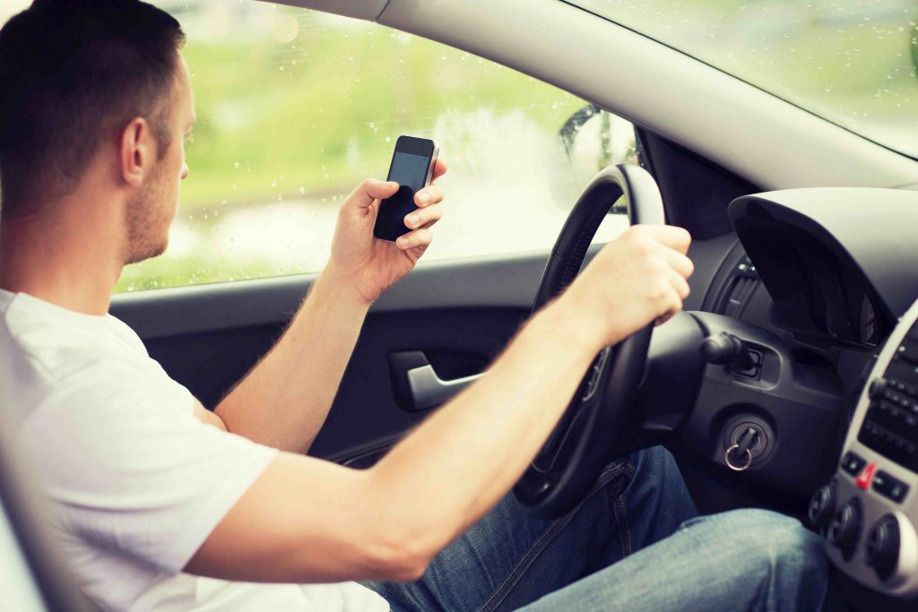 Se crediamo di riuscire a fare attenzione allo smartphone e alla strada, la sicurezza è compromessa (Marka)
