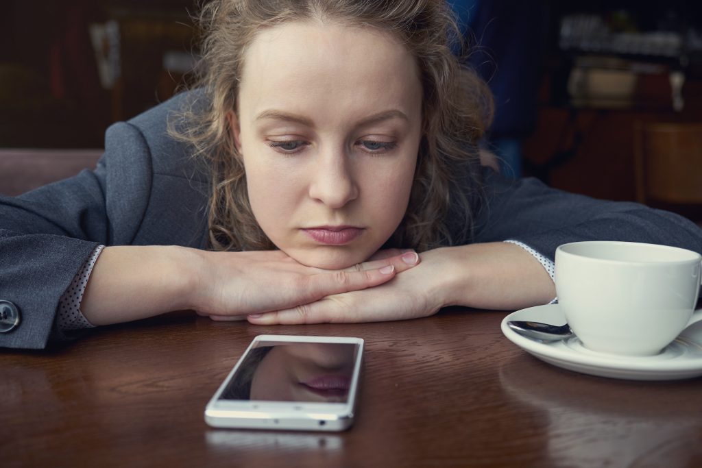 Nessuna risposta ai messaggi e l’attesa diventa snervante (Shutterstock)