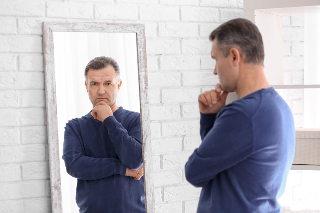 Spesso ci focalizziamo sugli elementi negativi del passato ma se sappiamo cosa rimpiangiamo possiamo capire cosa apprezziamo di più (Shutterstock)