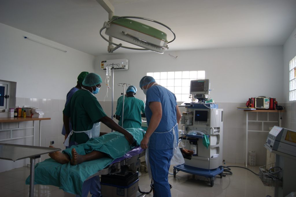 La prima operazione in corso nelle sale operatorie inaugurate lo scorso gennaio 