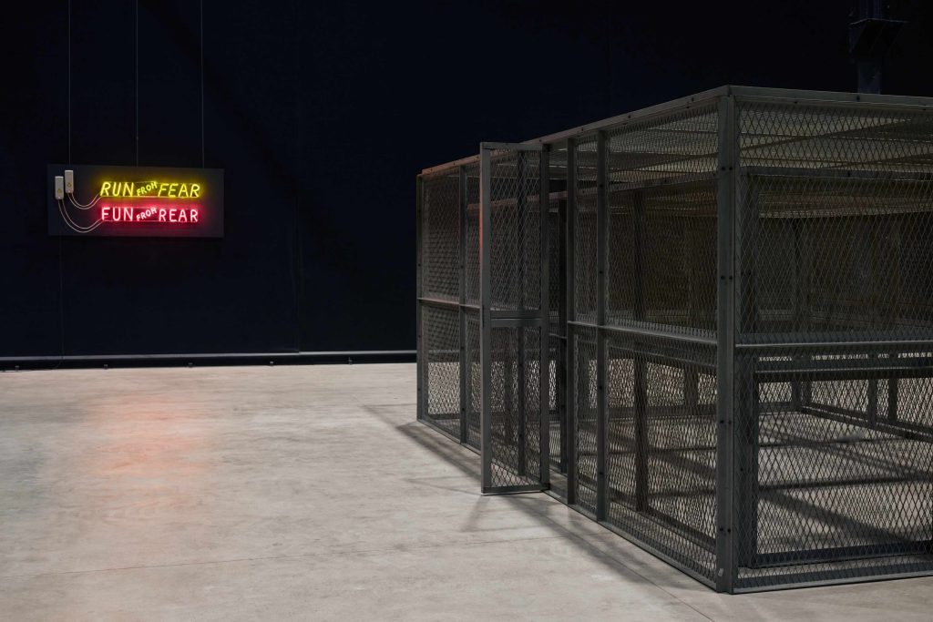 Neon Corridors Rooms (© 2022 Bruce Nauman / SIAE