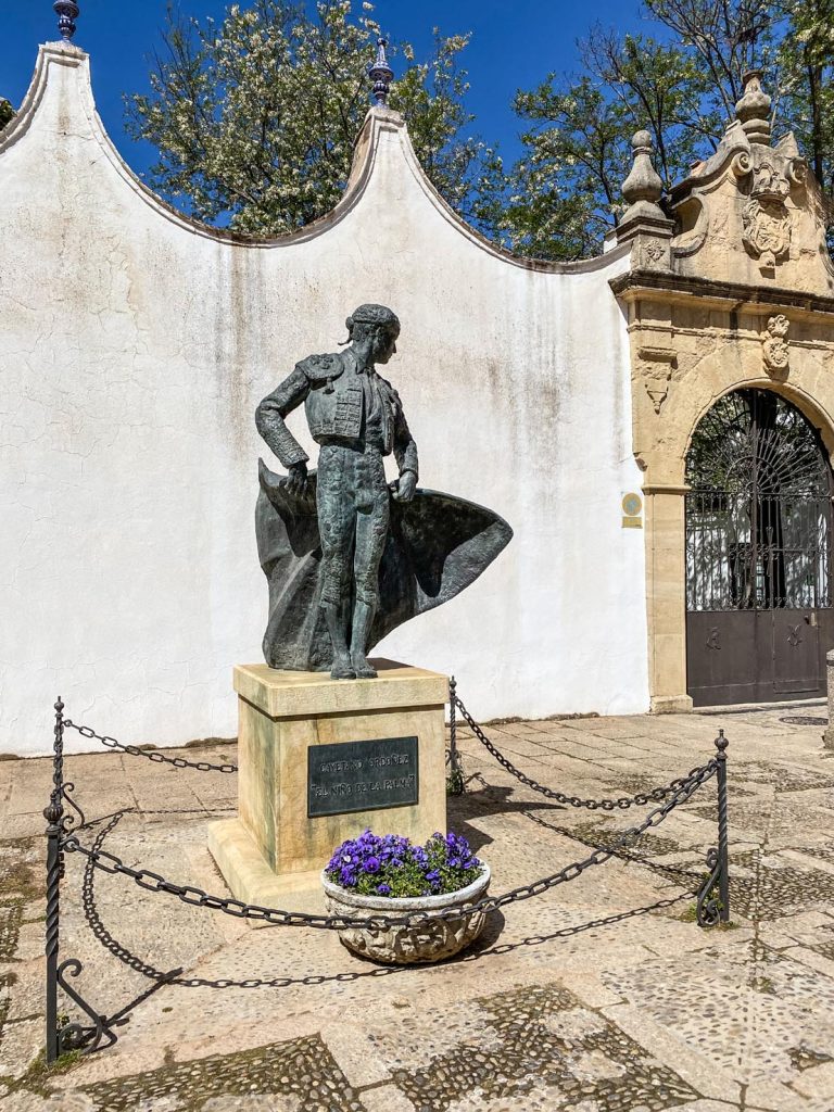 Monumento al torero Cayetano Ordóñez, noto come Niño de la Palma, di fronte alla Plaza de Armas (Arena)