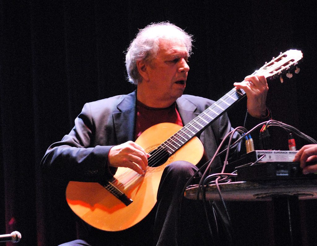 Il chitarrista Ralph Towner, classe 1940 (wikipedia)