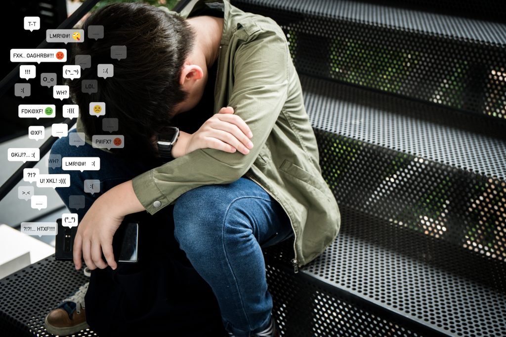 Gli adolescenti devono capire che un contenuto d’odio online ha gli stessi effetti di ciò che viene detto fuori dai social, in presenza fisica (Shutterstock)