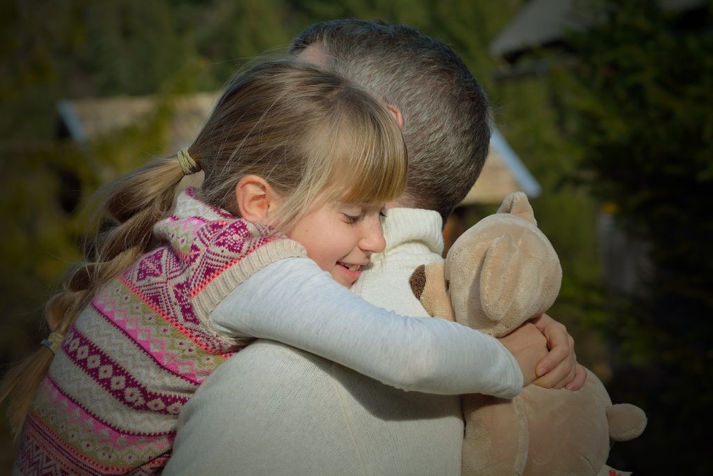 Tutti i giorni concedetevi almeno un intenso abbraccio con i vostri figli (Pixabay)