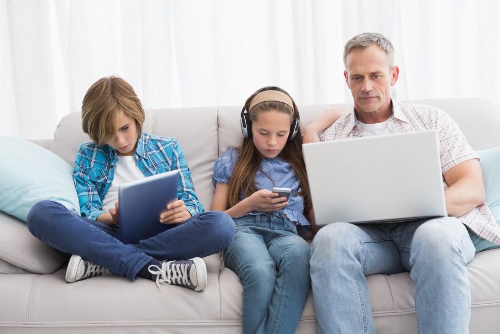 L’uso eccessivo delle nuove tecnologie può trasformare una famiglia da un «insieme» a una «somma» dei suoi componenti (Marka)