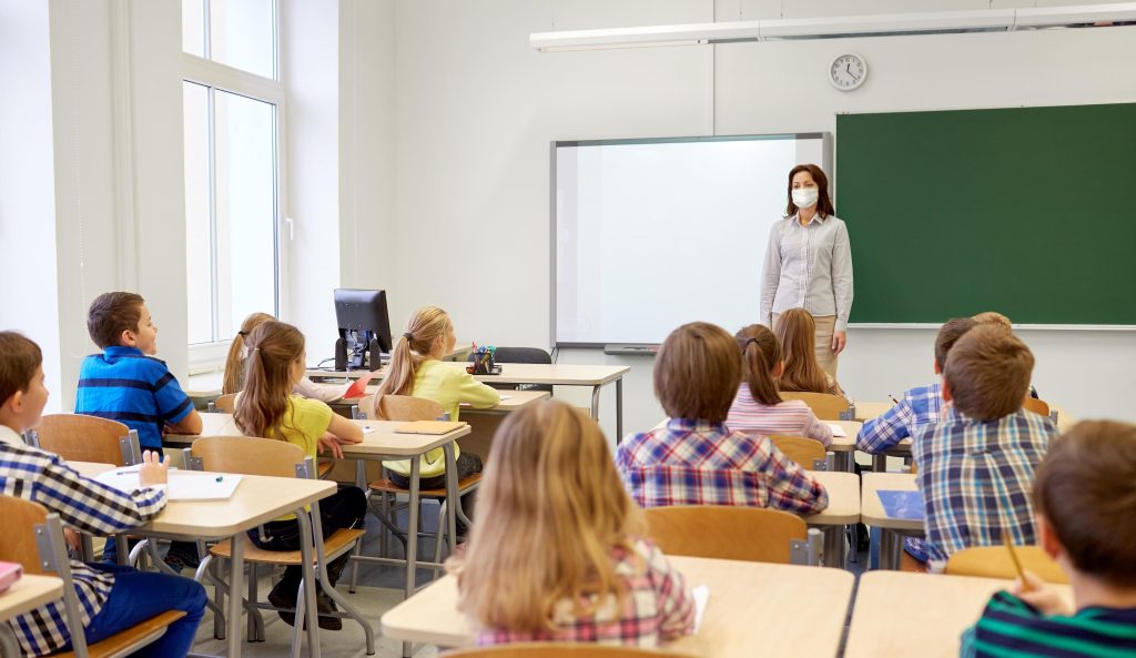 L’insegnante è il solo ad avere uno sguardo complessivo sulla classe (Shutterstock)