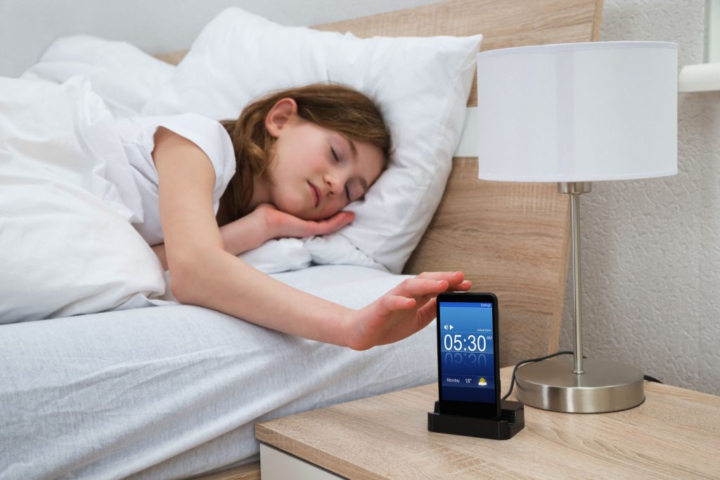 È buona abitudine non dormine con il cellulare acceso vicino al letto, inoltre di notte bisognerebbe spegnere il Wi-Fi (Marka)