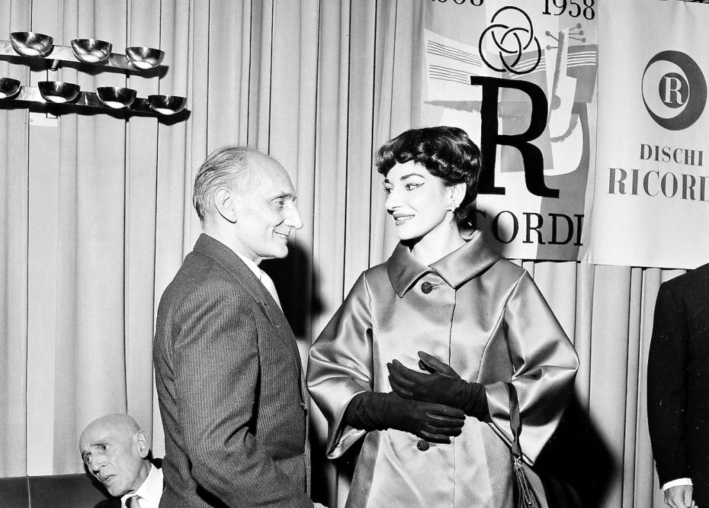 Il Maestro Giulio Confalonieri insieme a Maria Callas a un ricevimento nel quartier generale milanese di Casa Ricordi nel 1958 (Keystone)