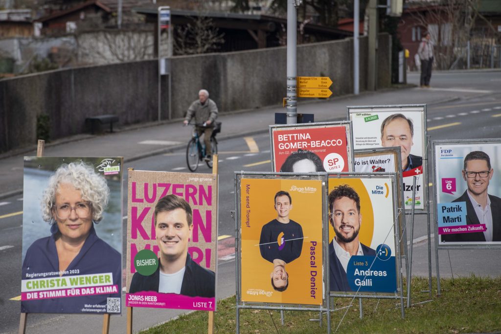 Manifesti elettorali a Kriens, nel Canton Lucerna (Keystone)